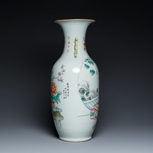 Een Chinese famille rose 'geleerden' vaas met tweezijdig decor, gesigneerd Cai Yun Xuan 彩雲軒, gedateerd 1919 — foto 4