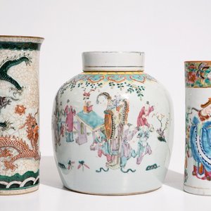 Een Chinese famille rose gemberpot, een Canton penselenbeker en een drakenvaas met reliëfdecor, 19e eeuw — foto 1
