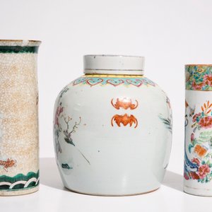 Een Chinese famille rose gemberpot, een Canton penselenbeker en een drakenvaas met reliëfdecor, 19e eeuw — foto 4