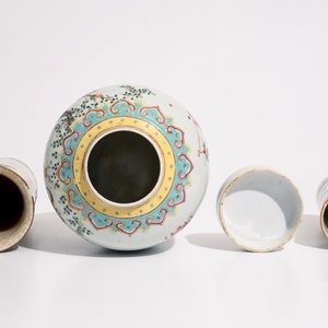 Een Chinese famille rose gemberpot, een Canton penselenbeker en een drakenvaas met reliëfdecor, 19e eeuw — foto 5