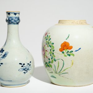 Een Chinese famille rose gemberpot en een blauw-witte waterfles, Qianlong/Jiaqing — foto 2