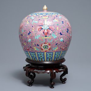 Een Chinese famille rose gemberpot met deksel op houten stand, 19e eeuw — foto 2
