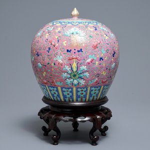 Een Chinese famille rose gemberpot met deksel op houten stand, 19e eeuw — foto 3