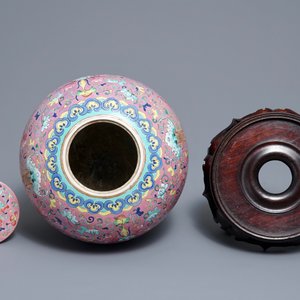 Een Chinese famille rose gemberpot met deksel op houten stand, 19e eeuw — foto 5
