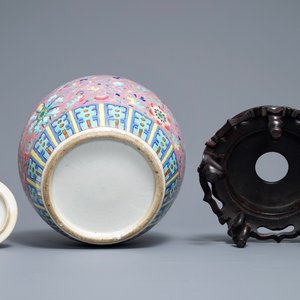Een Chinese famille rose gemberpot met deksel op houten stand, 19e eeuw — foto 6