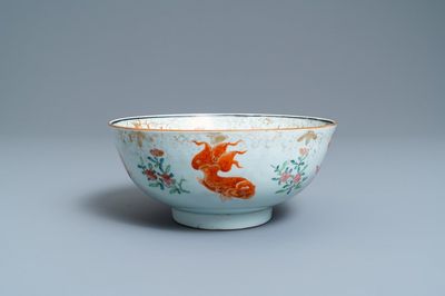 Een Chinese famille rose 'goudvissen' kom, Yongzheng