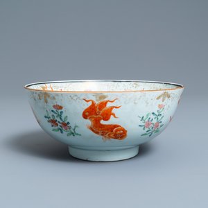 Een Chinese famille rose 'goudvissen' kom, Yongzheng — foto 1