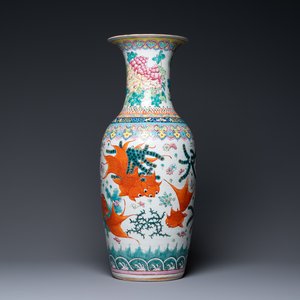 Een Chinese famille rose 'goudvissen' vaas, 19e eeuw — foto 1