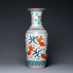 Een Chinese famille rose 'goudvissen' vaas, 19e eeuw — foto 4