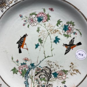 Een Chinese famille rose, grisaille en vergulde schotel met vogels bij bloesemtakken, Yongzheng/Qianlong — foto 3