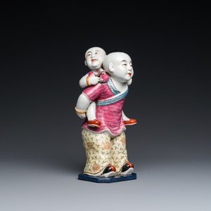 Een Chinese famille rose groep met twee jongens, Zhu Mao Ji Zao 朱茂記造 merk, Republiek — foto 1