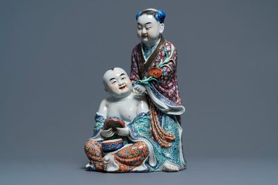Een Chinese famille rose groep van twee kinderen, zegelmerken, Republiek, 20e eeuw