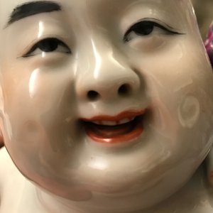 Een Chinese famille rose groep van twee kinderen, zegelmerken, Republiek, 20e eeuw — foto 18