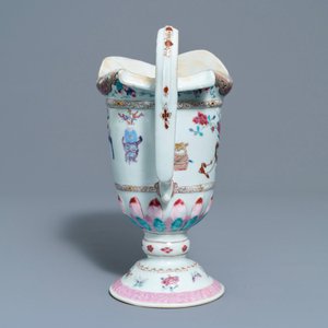 Een Chinese famille rose helmkan en een theepot met reliëfdecor, Yongzheng — foto 5