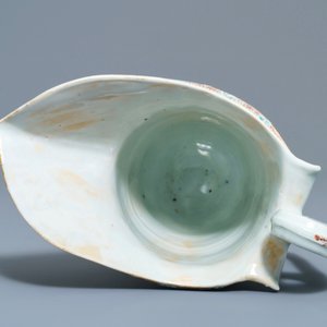 Een Chinese famille rose helmkan en een theepot met reliëfdecor, Yongzheng — foto 7