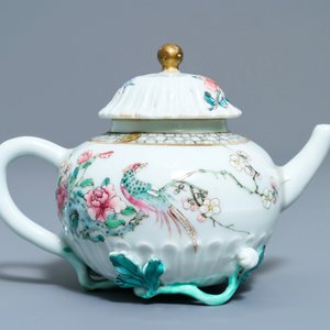 Een Chinese famille rose helmkan en een theepot met reliëfdecor, Yongzheng — foto 8