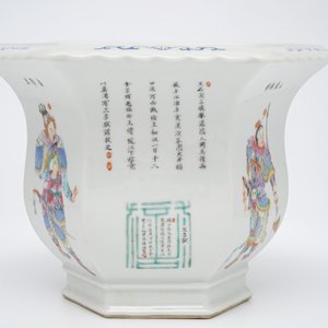 Een Chinese famille rose hexagonale bloempot met "Wu Shuang Pu" decor, 20e eeuw — foto 7
