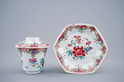 Een Chinese famille rose hexagonale dekselkop en schotel, Qianlong, 18e eeuw