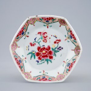 Een Chinese famille rose hexagonale dekselkop en schotel, Qianlong, 18e eeuw — foto 2