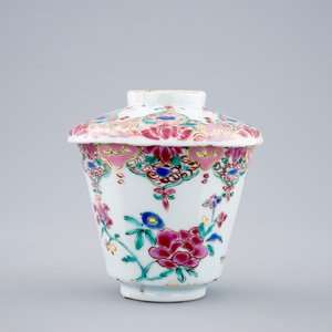 Een Chinese famille rose hexagonale dekselkop en schotel, Qianlong, 18e eeuw — foto 4