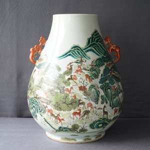Een Chinese famille rose 'honderd herten' hu vaas, Qianlong merk, 19/20e eeuw — foto 22