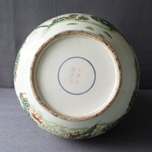 Een Chinese famille rose 'honderd herten' hu vaas, Qianlong merk, 19/20e eeuw — foto 24