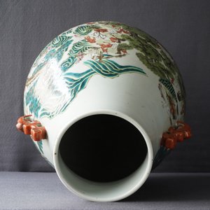 Een Chinese famille rose 'honderd herten' hu vaas, Qianlong merk, 19/20e eeuw — foto 25