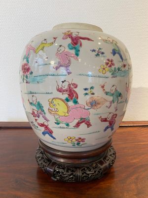 Een Chinese famille rose 'honderd jongens' pot, Yongzheng — foto 2