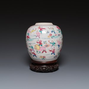 Een Chinese famille rose 'honderd jongens' pot, Yongzheng — foto 1