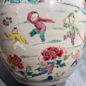 Een Chinese famille rose 'honderd jongens' pot, Yongzheng — foto 15