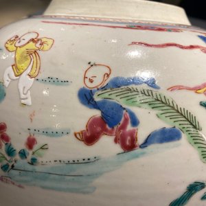 Een Chinese famille rose 'honderd jongens' pot, Yongzheng — foto 18