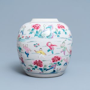 Een Chinese famille rose 'honderd jongens' pot, Yongzheng — foto 2