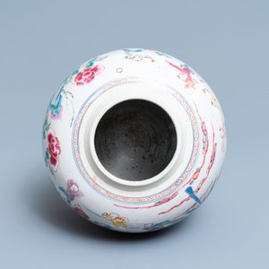 Een Chinese famille rose 'honderd jongens' pot, Yongzheng — foto 6