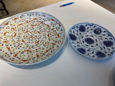Een Chinese famille rose 'honderd vleermuizen' schotel en een blauw-wit 'lotus' bord, Guangxu merk en periode — foto 1