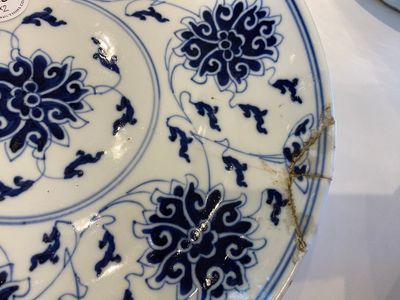Een Chinese famille rose 'honderd vleermuizen' schotel en een blauw-wit 'lotus' bord, Guangxu merk en periode — foto 3