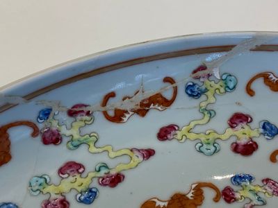 Een Chinese famille rose 'honderd vleermuizen' schotel en een blauw-wit 'lotus' bord, Guangxu merk en periode — foto 6