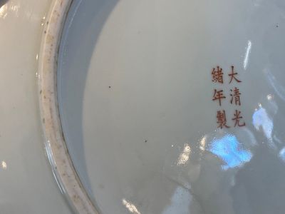 Een Chinese famille rose 'honderd vleermuizen' schotel en een blauw-wit 'lotus' bord, Guangxu merk en periode — foto 8