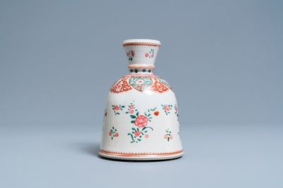 Een Chinese famille rose hookah-basis met floraal decor voor de islamitische markt, Qianlong