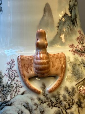 Een Chinese famille rose 'hu' vaas met bergachtig landschapsdecor, gesigneerd Wang Xiaoting 汪小亭, gedateerd 1943 — foto 9