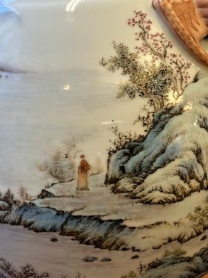 Een Chinese famille rose 'hu' vaas met bergachtig landschapsdecor, gesigneerd Wang Xiaoting 汪小亭, gedateerd 1943 — foto 10