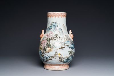 Een Chinese famille rose 'hu' vaas met bergachtig landschapsdecor, gesigneerd Wang Xiaoting 汪小亭, gedateerd 1943