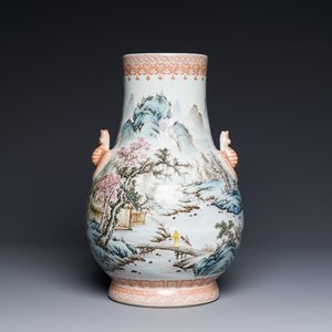 Een Chinese famille rose 'hu' vaas met bergachtig landschapsdecor, gesigneerd Wang Xiaoting 汪小亭, gedateerd 1943 — foto 1