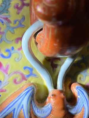 Een Chinese famille rose 'hu' vaas met decor van de 'acht onsterfelijken', Qianlong merk, Republiek — foto 15