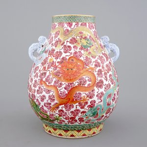 Een Chinese famille rose "hu"-vaas met drakendecor, wellicht Tongzhi, 19e eeuw — foto 1
