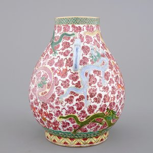 Een Chinese famille rose "hu"-vaas met drakendecor, wellicht Tongzhi, 19e eeuw — foto 4