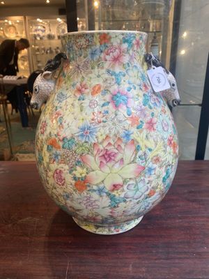 Een Chinese famille rose 'hu' vaas met millefleurs decor, Qianlong merk, Republiek — foto 1