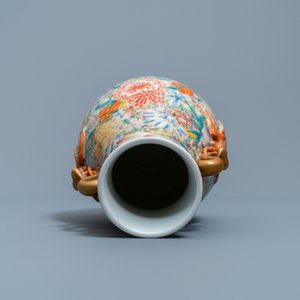 Een Chinese famille rose 'hu' vaas met millefleurs decor, Qianlong merk, Republiek — foto 6