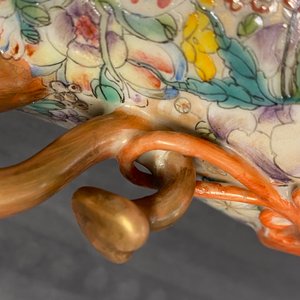 Een Chinese famille rose 'hu' vaas met millefleurs decor, Qianlong merk, Republiek — foto 8