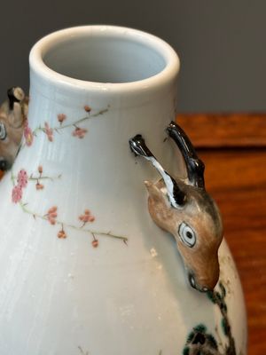 Een Chinese famille rose 'hu' vaas met pauwen, Yongzheng merk, 19e eeuw — foto 5