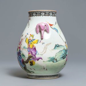 Een Chinese famille rose hu vaas met ruiters te paard, Qianlong merk, Republiek, 20e eeuw — foto 5